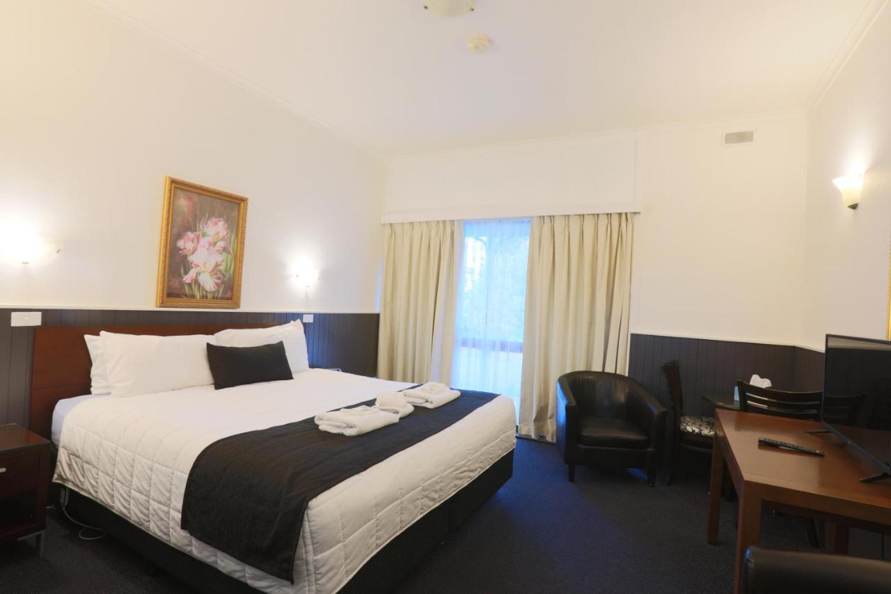 The Esplanade Motel 3*